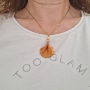 Ketting met oranje hanger | Unieke bloemblaadjeshanger | Speciaal kado voor haar | slechts 1 exemplaar | Artisanale halsketting