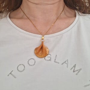 Ketting met oranje hanger |  Unieke bloemblaadjeshanger | Speciaal kado voor haar | slechts 1 exemplaar | Artisanale halsketting