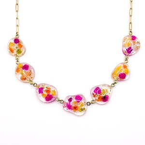 Ketting met Stenen Gevuld met Echte Bloemen uit Den Haag (Fleur de Soleil)