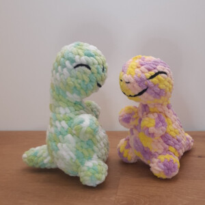 Kleurrijke Dino: een gehaaktje knuffel