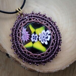 Kleurrijke Verhalen & Folk Art, handgeborduurde fused glass hanger