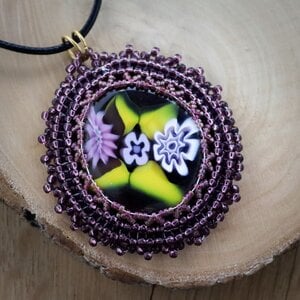 Kleurrijke Verhalen & Folk Art, handgeborduurde fused glass hanger