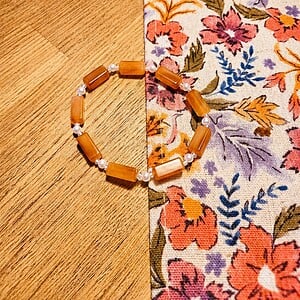 Kralenarmband van steen