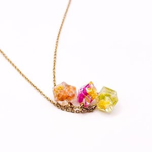 Kristalvormige Cluster Ketting met Echte Bloemen uit Den Haag (Fleur de Soleil)