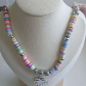 Lange Kralenketting met Palmboom Bedel – Kleurrijke Zomerse Ketting van Polymeer Kralen 76 cm
