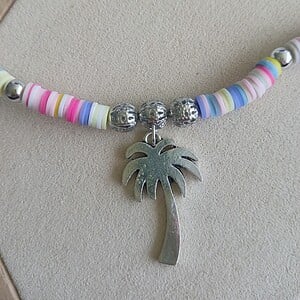 Lange Kralenketting met Palmboom Bedel – Kleurrijke Zomerse Ketting van Polymeer Kralen 76 cm