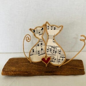 Liefde, draadwerk, draadfiguur, kattenfiguurtjes van ijzerdraad en papier op steigerhout