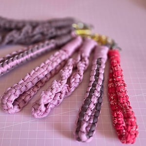 Macramé SoftWeave Keyloop – Handgemaakte Sleutelhanger Armband (22 cm)