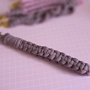 Macramé SoftWeave Keyloop – Handgemaakte Sleutelhanger Armband (22 cm)