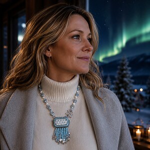 Noorderlicht & Wintermagie, handgeborduurde statement ketting