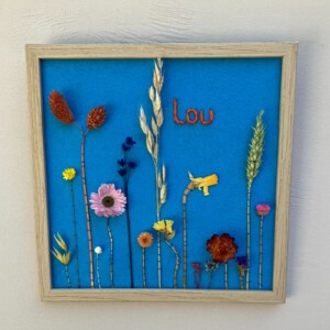 Op vilt gepersonaliseerde  handgemaakte botanische ingelijste kinderkamermuurkunst met echte droogbloemen - kraamcadeau op naam - natuurliefhebber