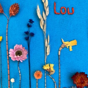 Op vilt gepersonaliseerde  handgemaakte botanische ingelijste kinderkamermuurkunst met echte droogbloemen - kraamcadeau op naam - natuurliefhebber