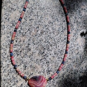 Pink Treasure: Ketting met grote roze agaat, rhodoniet en blauwe aventurijn