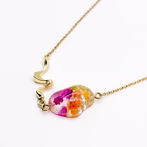 Sierlijke Ketting met Steen Gevuld met Echt Gipskruid uit Den Haag (Fleur de Soleil)