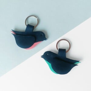 Sleutelhanger of tashanger met donker blauw leren vogeltje