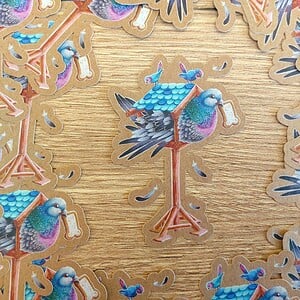 Sticker duif in vogelhuis kraftpapier