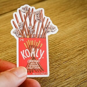 Sticker Koaly koala's japanese snack sticker met spiegel effect. Vaatwasser proof 5,5x8cm