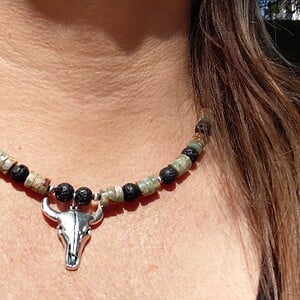 Taurus: stoere ketting (m/v) met aquaterra jaspis, basalt en verzilverde stierenschedel