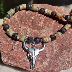Taurus: stoere ketting (m/v) met aquaterra jaspis, basalt en verzilverde stierenschedel