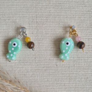 Vrolijke turquoise vissenbedel met keramiek en edelstenen
