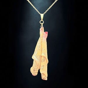 Zachtgeel juweel met goudkleurige afwerking- handgemaakt sieraad - speciaal geschenk voor haar - uniek halssieraad - "Trust"