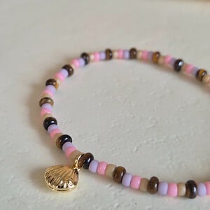 Zomerse armband met tijgeroog en schelpbedel | Shell