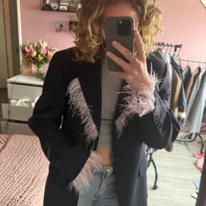 Zwarte blazer met roze veren