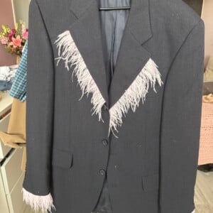 Zwarte blazer met roze veren