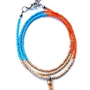 Armband met turquoise, oranje, beige rocailles. Handgemaakte polsband met kwastje, 3 rijen wikkelarmband, vriendschapsarmband, zilverkleurig