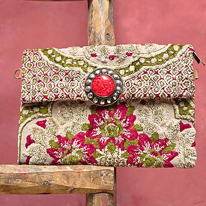 Atlas Piedra Clutch - Red/Green