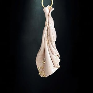 Beige handgemaakte hanger van klei - boho statement ketting met goudkleurige accenten