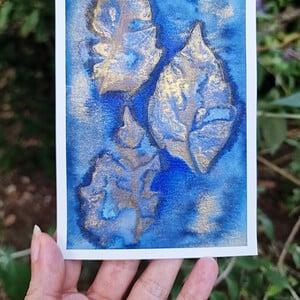 Bladeren in Blauw en Goud, Mixed Media Semi Abstract Schilderij Print/Kaart
