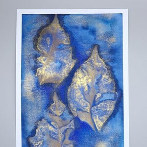Bladeren in Blauw en Goud, Mixed Media Semi Abstract Schilderij Print/Kaart