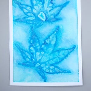 Bladeren in Blauw, Semi Abstract Schilderij Print/Kaart