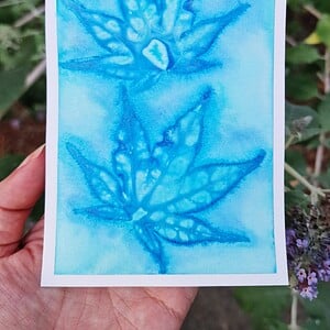 Bladeren in Blauw, Semi Abstract Schilderij Print/Kaart