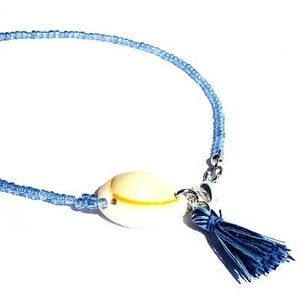 Blauwe enkelketting met schelp en kwastje. Enkelkettinkje, kleine glaskralen, stoffen kwastje en kauri schelp, blauw enkelbandje