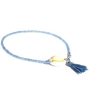 Blauwe enkelketting met schelp en kwastje. Enkelkettinkje, kleine glaskralen, stoffen kwastje en kauri schelp, blauw enkelbandje