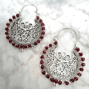 Boho oorhangers met robijn