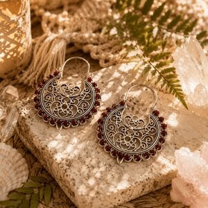 Boho oorhangers met robijn