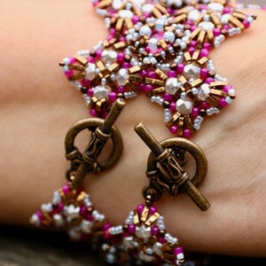 Byzantijnse kralenarmband roze/amethyst/brons, Miyuki en Swarovski – handgeweven statement armband