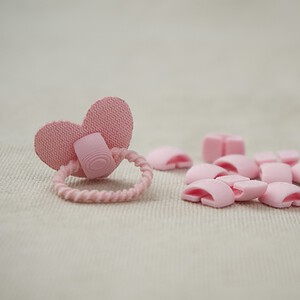 DIY achterkant om zelf haarelastiek te maken