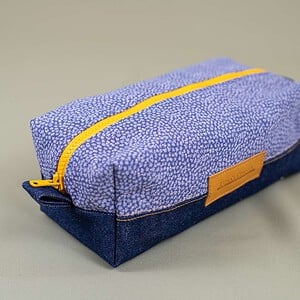 Duurzame toilettas van denim met bloemen
