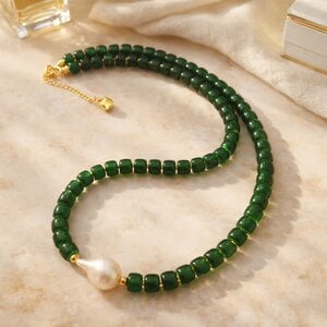 Emerald Reverie | ketting met glazenkralen en barokparel