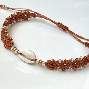 Enkelbandje macramé roodbruin met schelp
