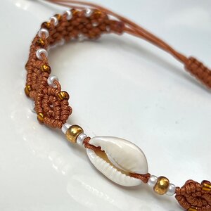 Enkelbandje macramé roodbruin met schelp