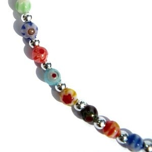 Enkelketting met millefiori kralen van 4 mm en zilverkleurige kralen van 3 mm. Handgemaakt enkelbandje, Murano glaskralen, Per Elle sieraden
