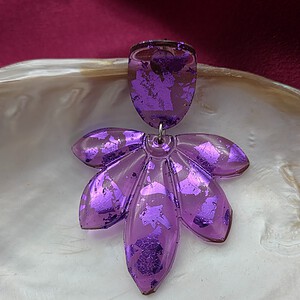 Epoxy oorbellen 'blad' paars