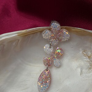 Epoxy oorbellen 'bloemenregen' - roze/wit