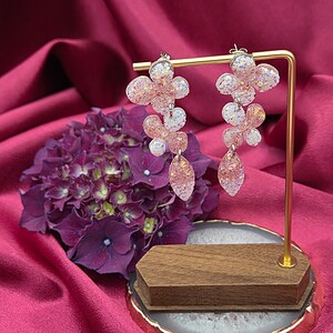 Epoxy oorbellen 'bloemenregen' - roze/wit