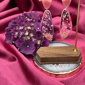 Epoxy oorbellen 'vleugel' met roze glas